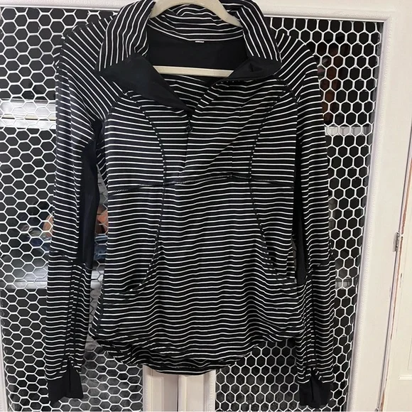 Lululemon Base Runner 1/2 Zip Parallel Stripe Black White / Black Jacket Size 8 - Picture 3 of 8